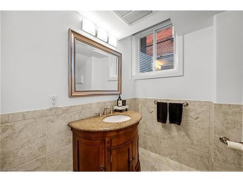 101 Boulding Avenue, Waterdown, ON - Indoor Photo Showing Bathroom