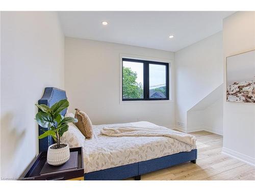 11 Nelles Road N, Grimsby, ON - Indoor Photo Showing Bedroom