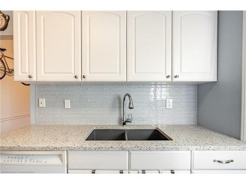 2259 Leominster Drive, Burlington, ON - Indoor Photo Showing Kitchen With Double Sink With Upgraded Kitchen