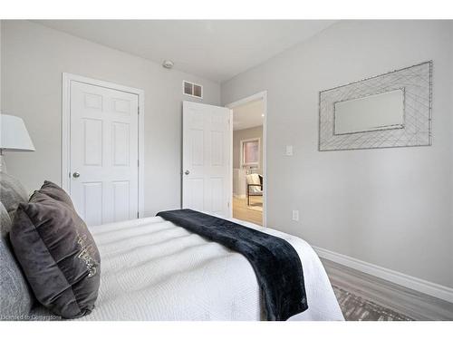 100 Park Row Row N, Hamilton, ON - Indoor Photo Showing Bedroom