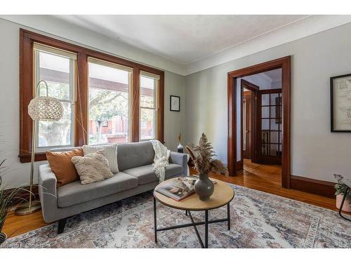 38 Fairleigh Avenue S, Hamilton, ON - Indoor Photo Showing Living Room