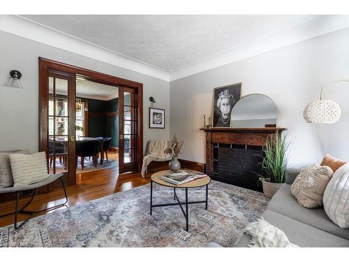 38 Fairleigh Avenue S, Hamilton, ON - Indoor Photo Showing Living Room With Fireplace