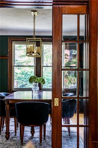 38 Fairleigh Avenue S, Hamilton, ON - Indoor Photo Showing Dining Room