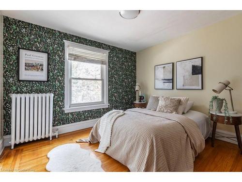 38 Fairleigh Avenue S, Hamilton, ON - Indoor Photo Showing Bedroom