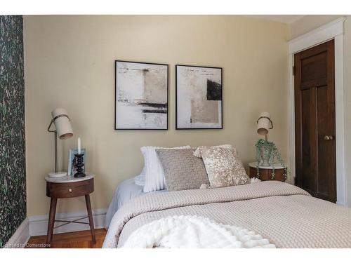 38 Fairleigh Avenue S, Hamilton, ON - Indoor Photo Showing Bedroom