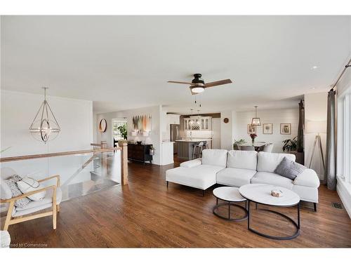 8360 English Church Road, Hamilton, ON - Indoor Photo Showing Living Room