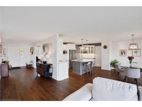 8360 English Church Road, Hamilton, ON - Indoor Photo Showing Living Room