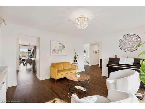 8360 English Church Road, Hamilton, ON - Indoor Photo Showing Living Room