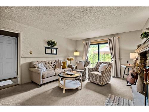 4489 Concord Place, Burlington, ON - Indoor Photo Showing Living Room