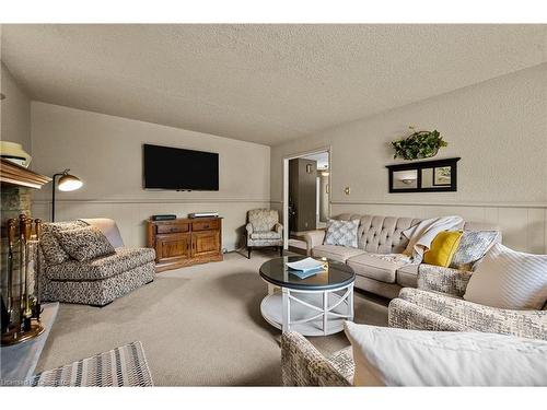 4489 Concord Place, Burlington, ON - Indoor Photo Showing Living Room