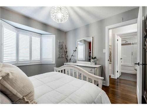 2 Aquasanta Crescent, Hamilton, ON - Indoor Photo Showing Bedroom