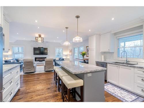 4306 Lakeshore Road, Burlington, ON - Indoor Photo Showing Kitchen With Upgraded Kitchen