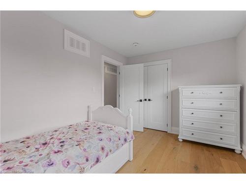 155 Grove Park Drive, Burlington, ON - Indoor Photo Showing Bedroom