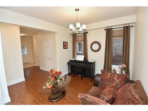 670 Lott Crescent, Milton, ON - Indoor Photo Showing Living Room