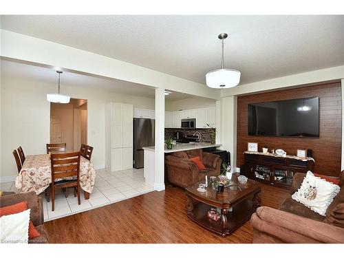 670 Lott Crescent, Milton, ON - Indoor Photo Showing Living Room