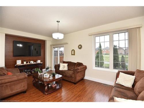 670 Lott Crescent, Milton, ON - Indoor Photo Showing Living Room