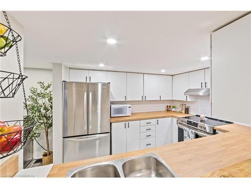 63-2530 Northampton Boulevard, Burlington, ON - Indoor Photo Showing Kitchen With Double Sink