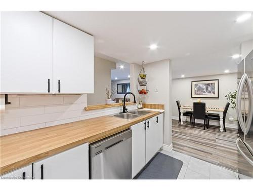 63-2530 Northampton Boulevard, Burlington, ON - Indoor Photo Showing Kitchen With Double Sink