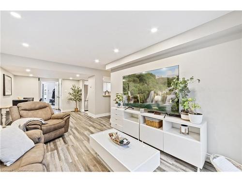 63-2530 Northampton Boulevard, Burlington, ON - Indoor Photo Showing Living Room