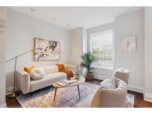 113/115 Claremont Drive, Hamilton, ON - Indoor Photo Showing Living Room