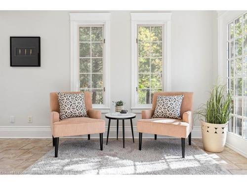 113/115 Claremont Drive, Hamilton, ON - Indoor Photo Showing Living Room