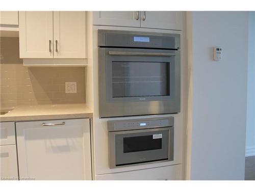 403-2060 Lakeshore Road, Burlington, ON - Indoor Photo Showing Kitchen