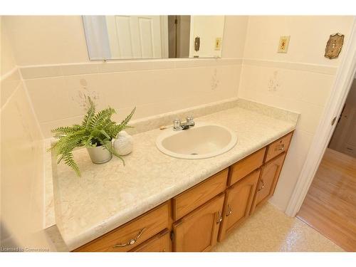 49 Nellida Crescent, Hamilton, ON - Indoor Photo Showing Bathroom