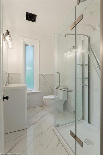 55 Fairmount Avenue, Hamilton, ON - Indoor Photo Showing Bathroom