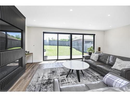 353 Highland Road W, Hamilton, ON - Indoor Photo Showing Living Room