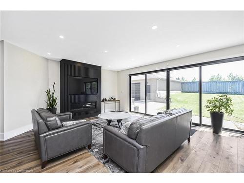 353 Highland Road W, Hamilton, ON - Indoor Photo Showing Living Room