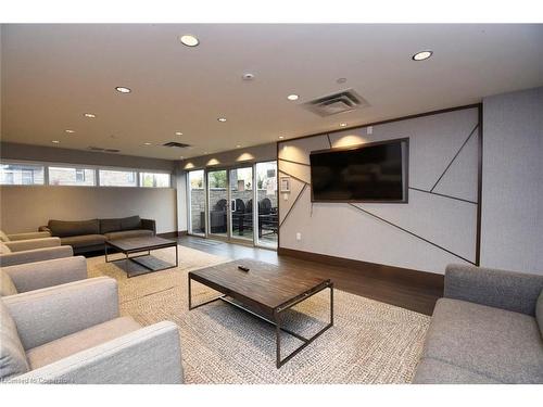 315-16 Markle Crescent, Ancaster, ON - Indoor Photo Showing Living Room