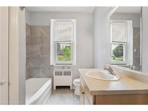 2336 Mountainside Drive, Burlington, ON - Indoor Photo Showing Bathroom