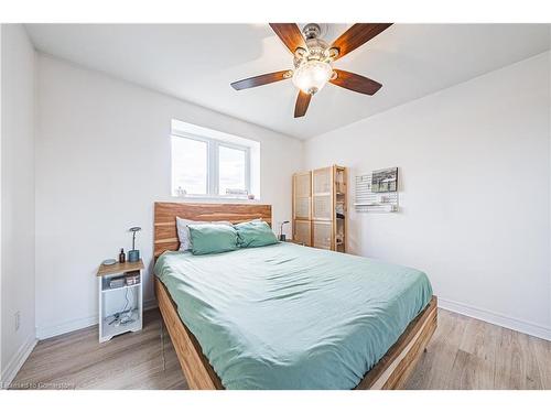 302-1212 Fennell Avenue E, Hamilton, ON - Indoor Photo Showing Bedroom