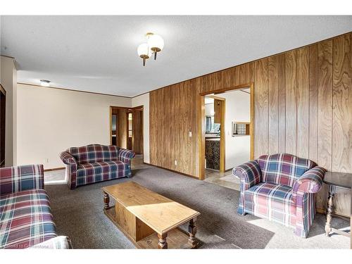 669 Barton Street, Stoney Creek, ON - Indoor Photo Showing Living Room