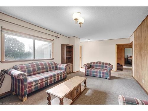 669 Barton Street, Stoney Creek, ON - Indoor Photo Showing Living Room