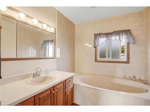 669 Barton Street, Stoney Creek, ON - Indoor Photo Showing Bathroom