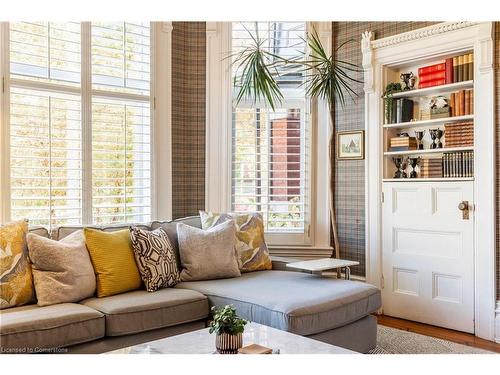 114 Aberdeen Avenue, Hamilton, ON - Indoor Photo Showing Living Room