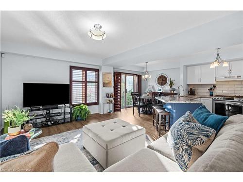 9-18 Cedar Street, Grimsby, ON - Indoor Photo Showing Living Room