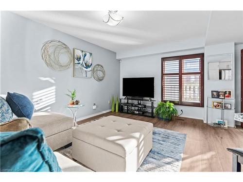 9-18 Cedar Street, Grimsby, ON - Indoor Photo Showing Living Room