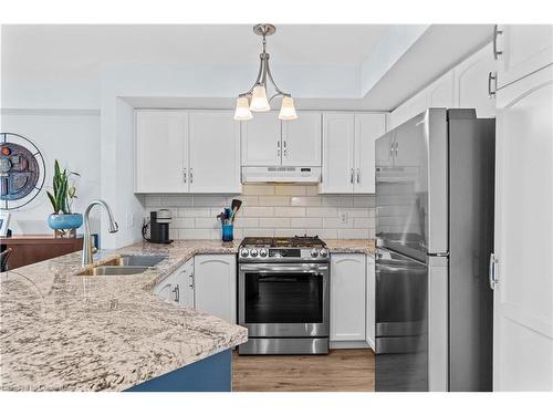 9-18 Cedar Street, Grimsby, ON - Indoor Photo Showing Kitchen With Double Sink With Upgraded Kitchen