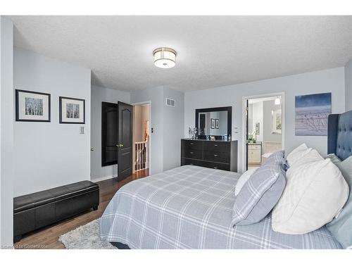 9-18 Cedar Street, Grimsby, ON - Indoor Photo Showing Bedroom