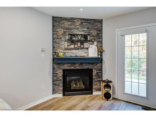 41 Jackson Court, Tillsonburg, ON - Indoor Photo Showing Living Room With Fireplace