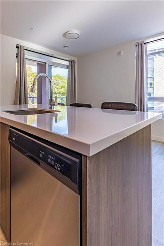 208-455 Charlton Avenue E, Hamilton, ON - Indoor Photo Showing Kitchen