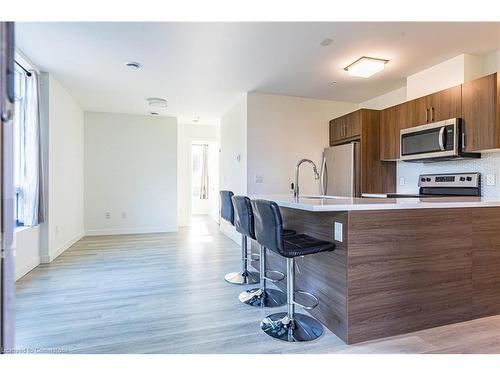 208-455 Charlton Avenue E, Hamilton, ON - Indoor Photo Showing Kitchen