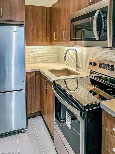 208-455 Charlton Avenue E, Hamilton, ON - Indoor Photo Showing Kitchen