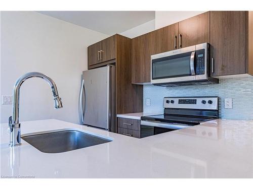 208-455 Charlton Avenue E, Hamilton, ON - Indoor Photo Showing Kitchen