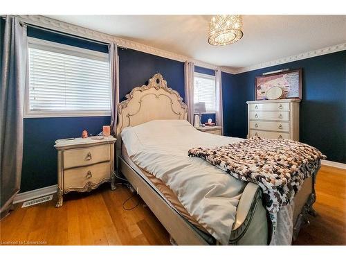 20 Pentland Road, Waterdown, ON - Indoor Photo Showing Bedroom