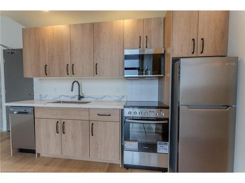 504-11 Robert Street, Hamilton, ON - Indoor Photo Showing Kitchen