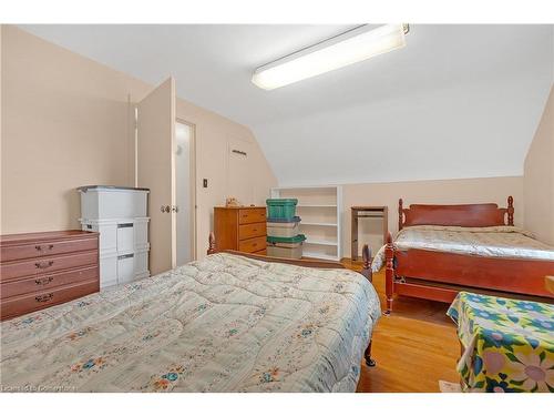 955 Lawrence Road, Hamilton, ON - Indoor Photo Showing Bedroom