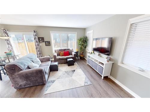 111 Heron Street, Welland, ON - Indoor Photo Showing Living Room